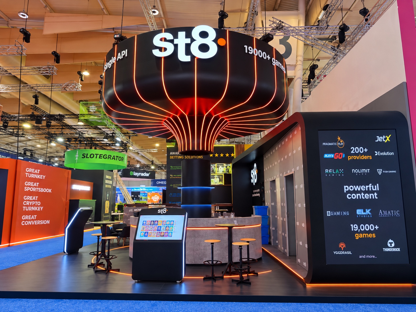 ST8-stand met centrale hospitalityzone op SBC Summit Lissabon