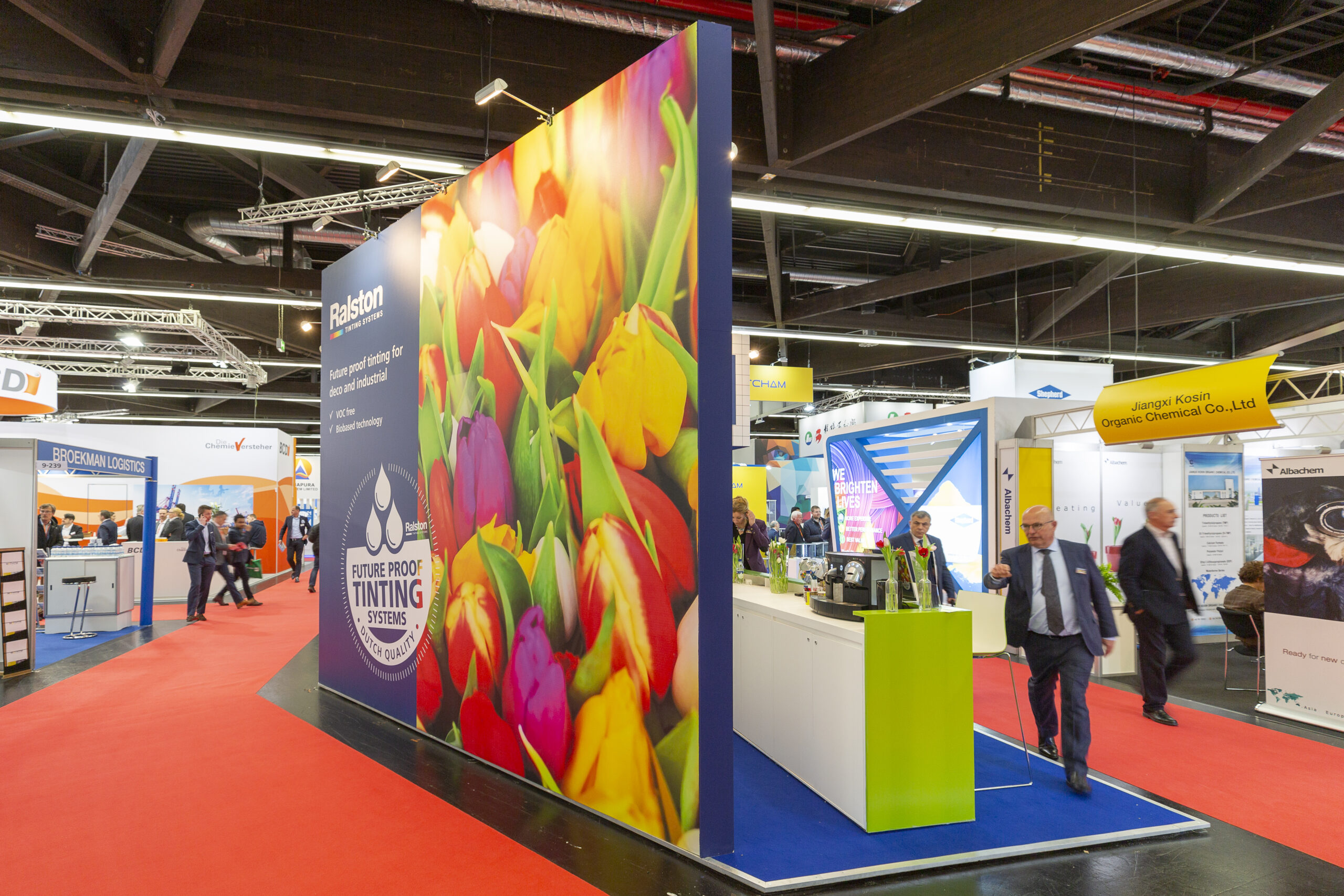 Kleurwand en merkpresentatie in de Ralston stand