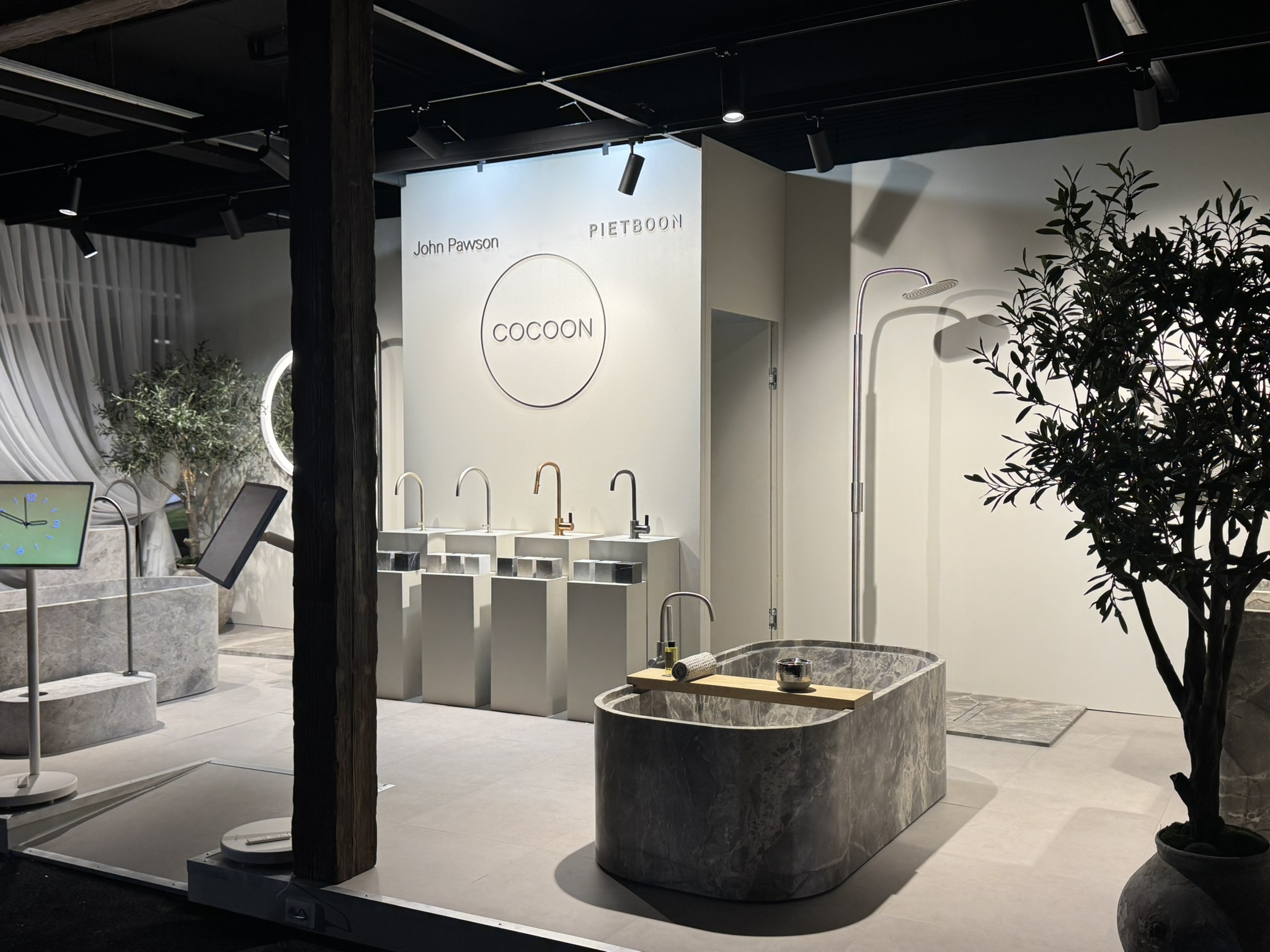 Donkere merkruimte met gericht licht voor de producten van COCOON