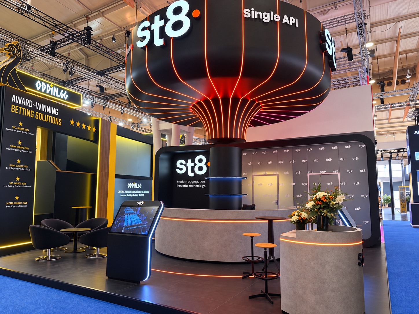 ST8-stand met open vloer en opvallende lichtconstructie