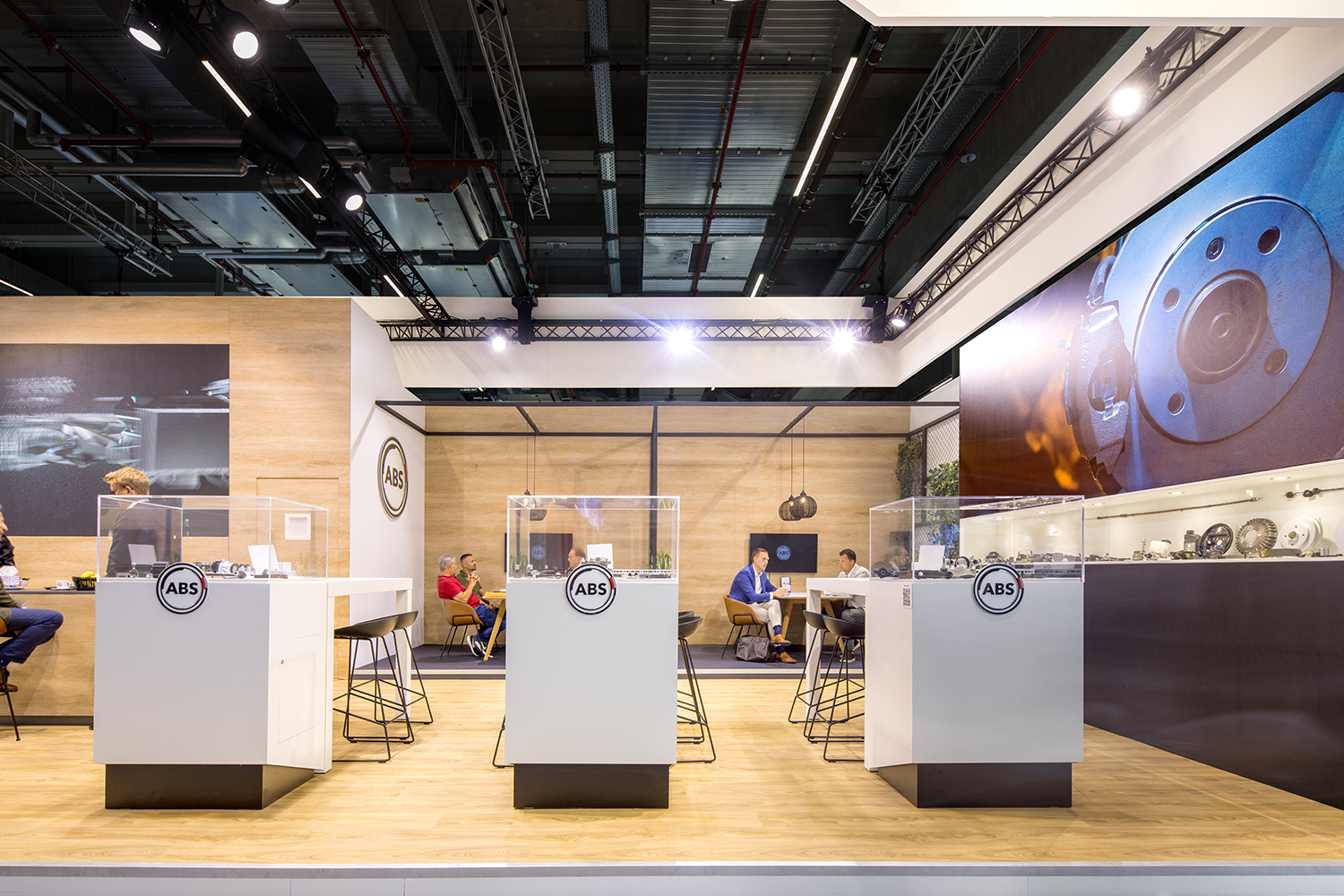 Productpresentatie in de ABS beursstand met remonderdelen, vitrines en grote automotive visuals