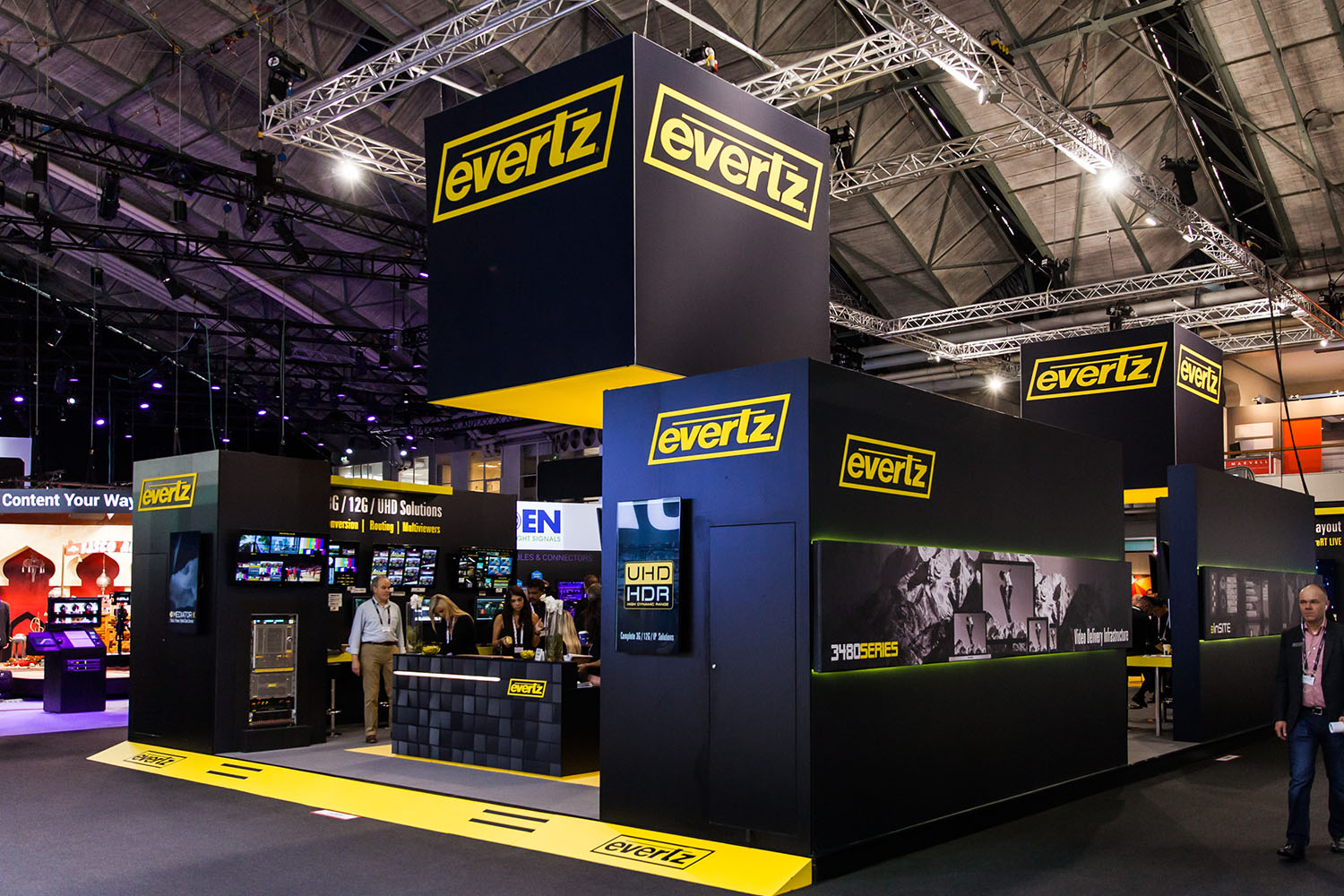 Schuin overzicht van de Evertz stand op IBC