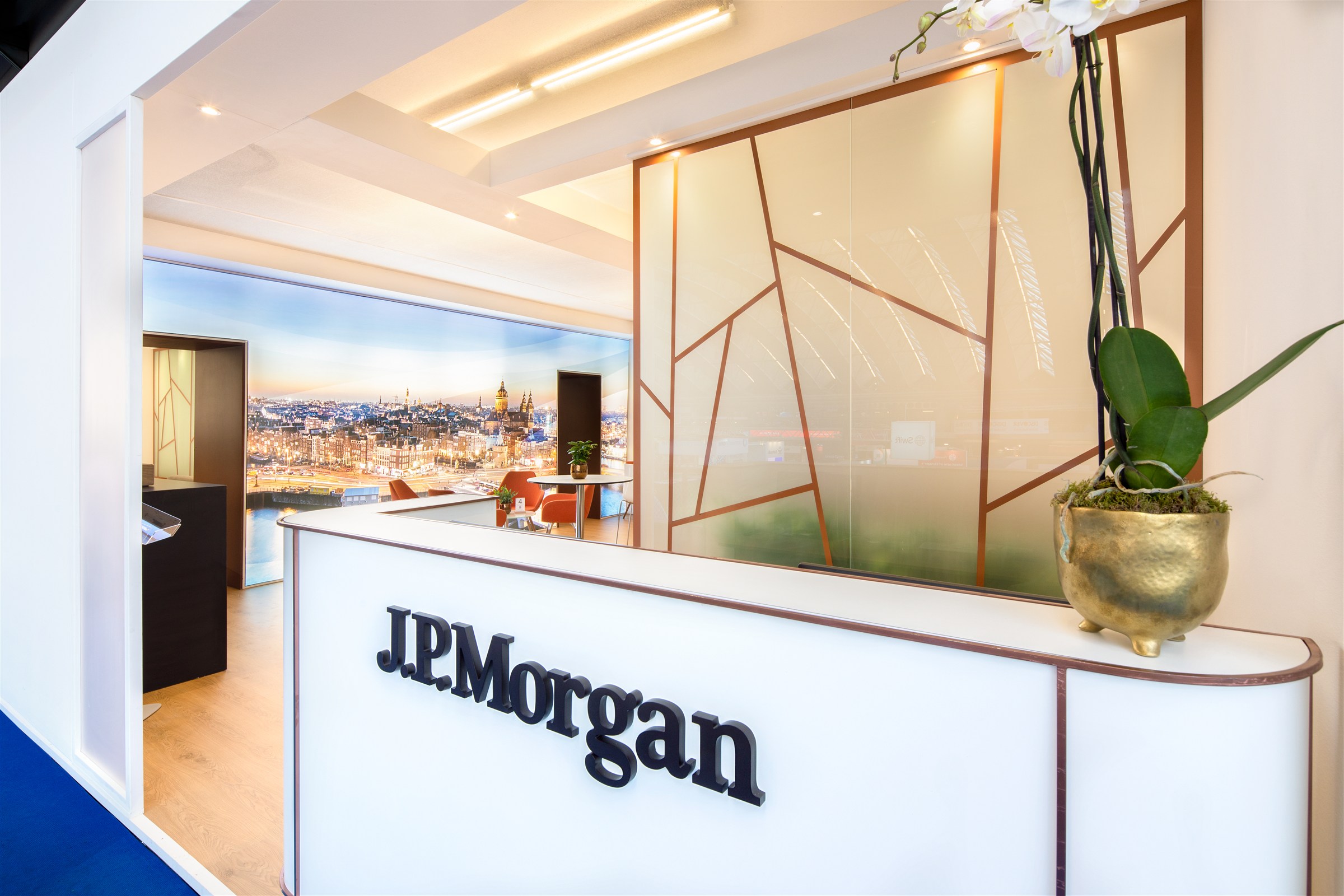 J.P. Morgan beursstand op Money20/20 in Amsterdam met ontvangstbalie en rustige hospitalityruimte